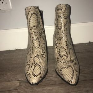 REPORT SIGNATURE Snake Print booties size 8.5